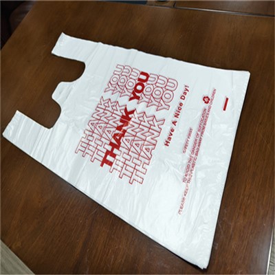 Kirkas muovinen t -paita ostoskasseja